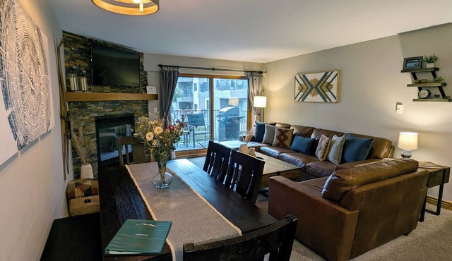Luxury Condo w/FREE WiFi, Parking, Heated Pool, Hot Tubs, Skier Shuttles