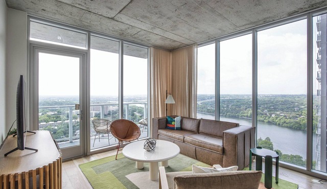 Luxury Condo w/Lake View -Walk to Rainey & Lake, Pool, Gym, King Bed, Nespresso