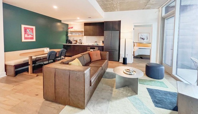Luxury condo w/Rooftop Swimming Pool, Private Balcony, Rainey St