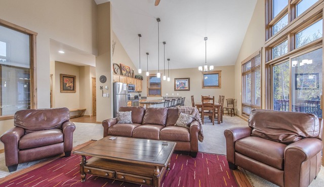 Luxury condo w/underground parking. Only minutes from slopes. Shared hot tub