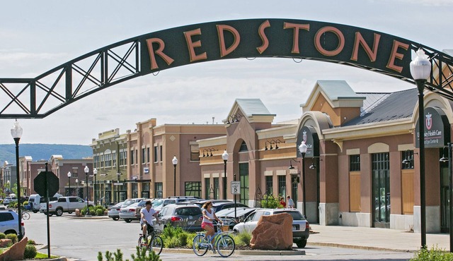Luxury condo, Walk to Theater & Restaurants, K & Q beds, private gar. & grill