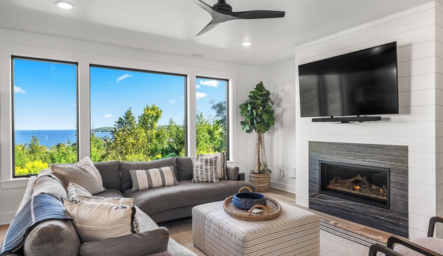 Luxury Condo with Awesome View of Sister Bay
