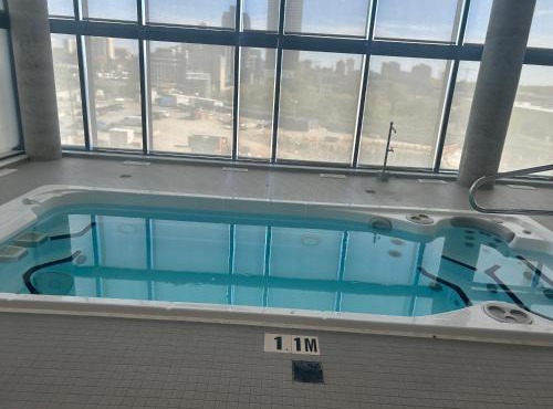 Luxury Condo with Hottub, outdoor firepit & Bowlin
