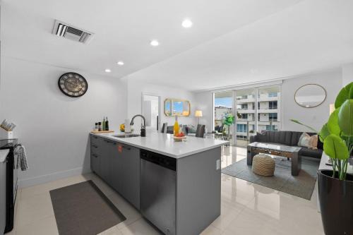 Luxury Condo with Rooftop Pool - 5-Min to Beach