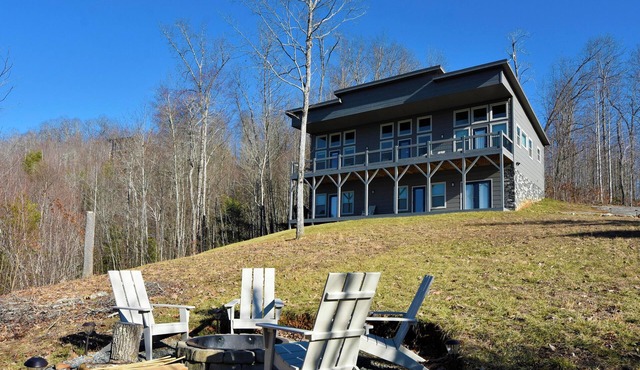 Luxury Contemporary Chalet with spectacular views, amenities & nearby activities
