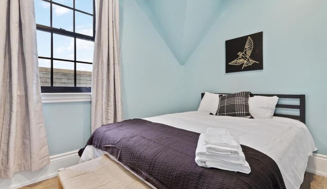 Luxury Contemporary Condo in Downtown Collingwood 97044