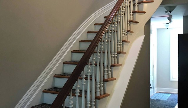 Luxury Contemporary Studio, queen bed, full kitchen Apt 8