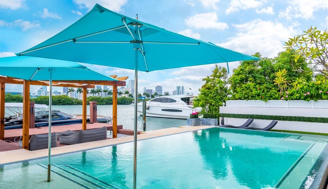 Luxury Contemporary Waterfront Villa on Miami Beach