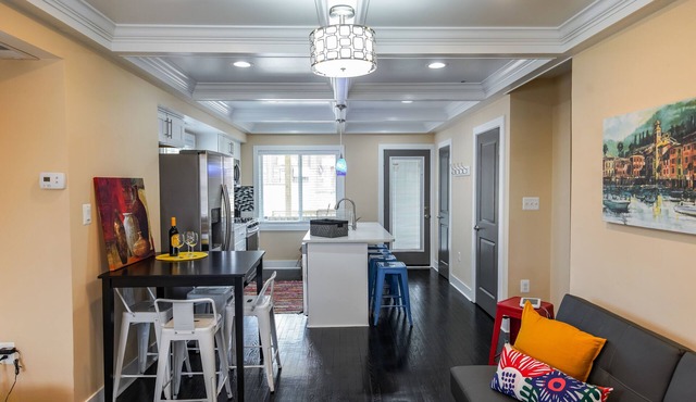 Luxury contemporary stylish rowhouse + free parking; perfect for large groups