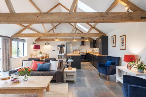 Luxury converted Barn, rural seclusion at foot of The Ridgeway, dog friendly