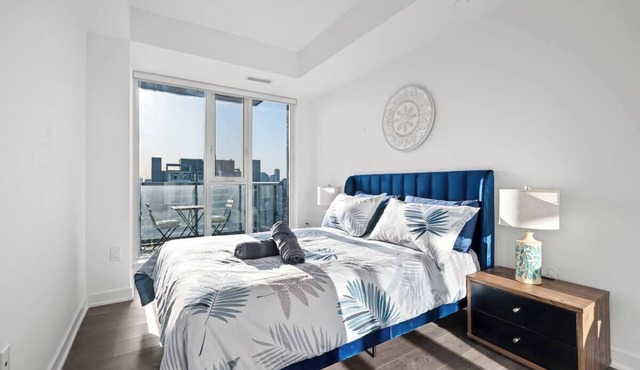 Luxury Corner Apartment with Skyline and CN Tower Views