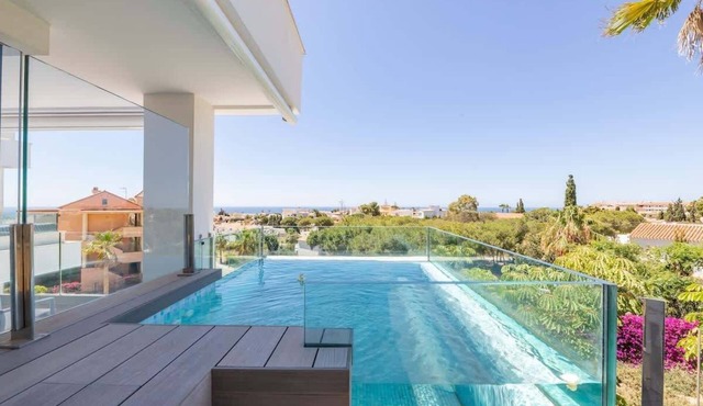 Luxury Corner Apartment | Santa Barbara Heights
