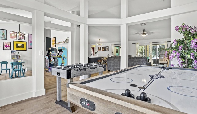 Luxury Corner Home, Arcade, Heated Pool & Spa. No extra fees. Pet Friendly.
