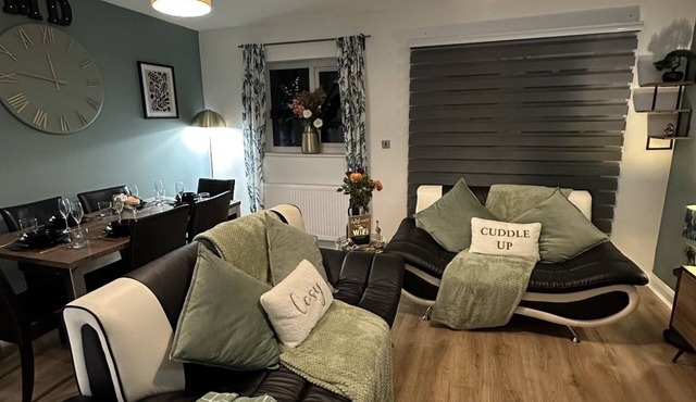 Luxury cosy 5 bedroom modern family house greater Manchester with parking