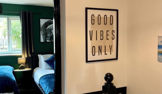 LUXURY COSY BEAUTIFUL HOUSE OFF-ROAD FREE PARKING - EXCELLENT LOCATION