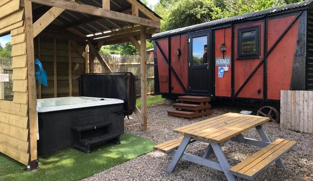 Luxury cosy carriage with electric private hot tub