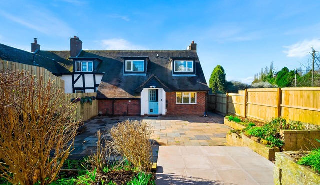 Luxury & Cosy Cottage with Hot Tub & Massage beds!