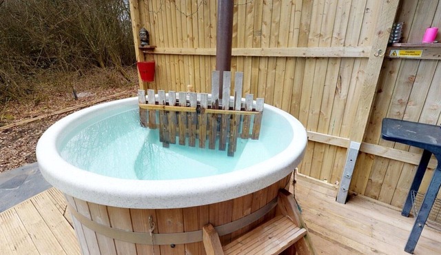 Luxury cosy tipi with Log burning Scandinavian hot tub. Perfect night