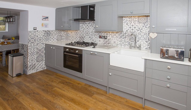 Luxury cottage, 15 minutes to beach, stunning garden views, two min walk to town