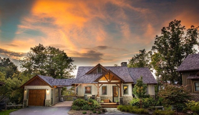 Luxury Cottage-Amazing Views, Hot Tub, Game Room, Blue Ridge Mountain Club