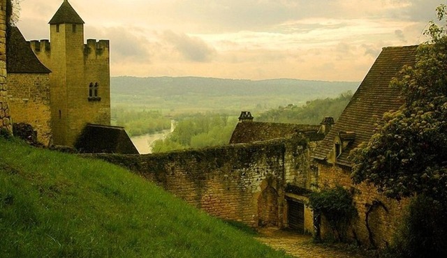 Luxury Cottage Next to Medieval Castle with Stunning Valley Views!