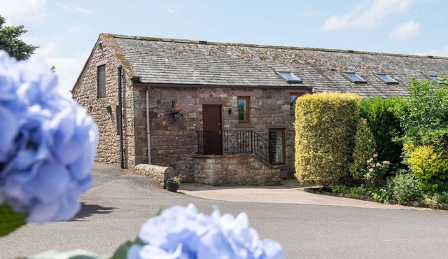 Luxury cottage with enclosed garden and 2 dogs welcome