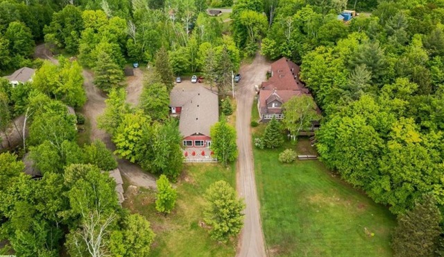 Luxury Cottage in Muskoka with Pool & Hot Tub -1min to the Beach