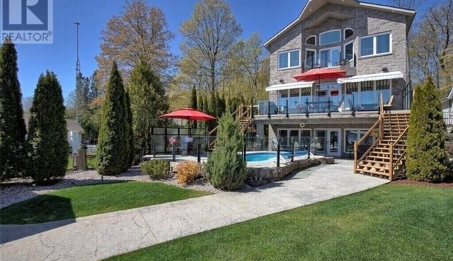 Luxury Cottage Kawartha Lakes With Jacuzzi, pool and many more attractions