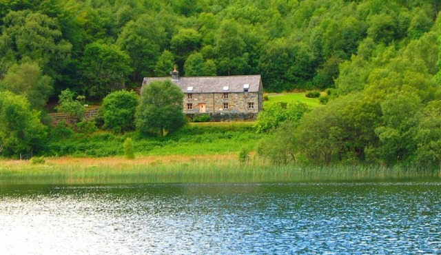 Luxury Cottage nestled in the hills of Snowdonia. Lakefront views and full Sky TV