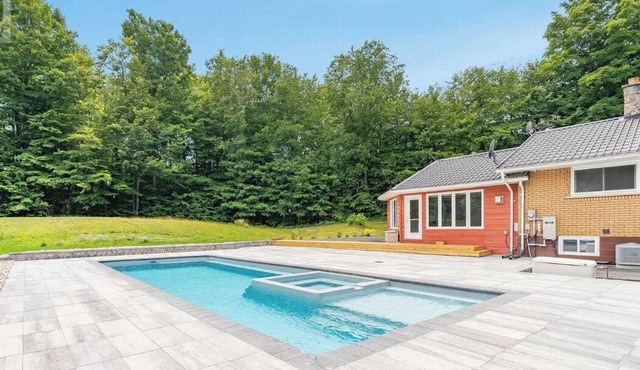 Luxury Cottage on 8 Acres of Greenery w/Pool & Games Room!