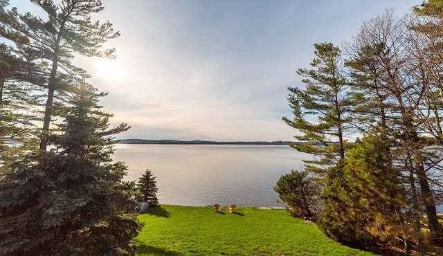 Luxury Cottage on ice-fishing Rice Lake and year round activities