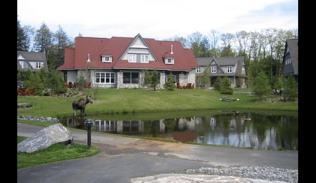 Luxury cottage on lake Joseph at rocky crest golf club