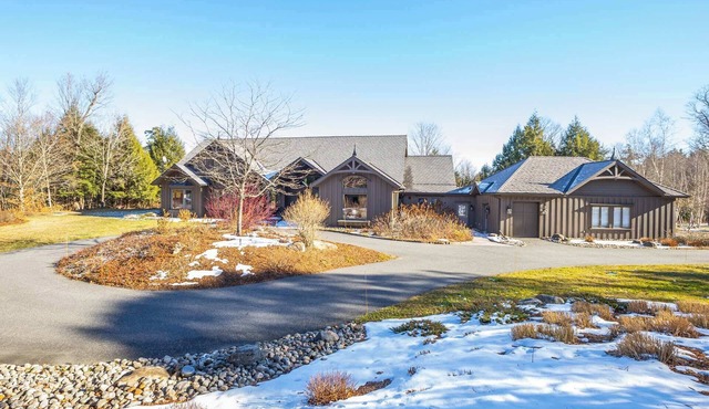Luxury Cottage on Private Lake