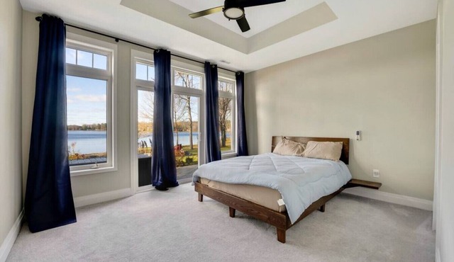 Luxury Cottage overlooking Wollaston Lake-Hot tub