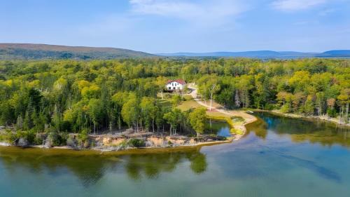 Luxury Cottage Overlooking Bras d'Or Lake