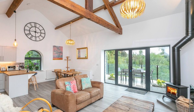 Luxury cottage - river views, balcony and hot tub