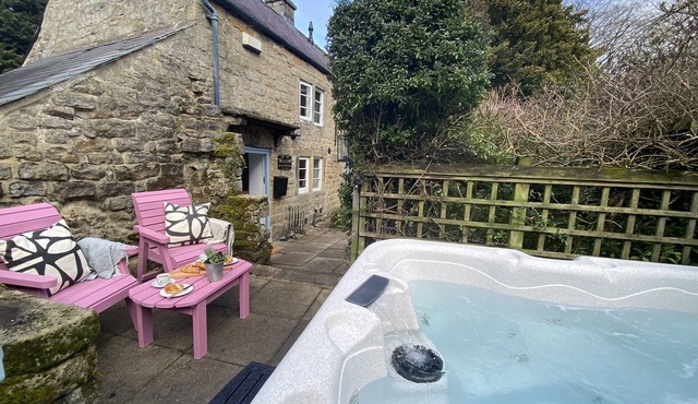 Luxury Cottage w/hot tub in the Peak District