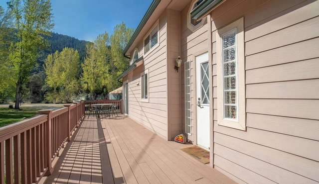 Luxury Cottage with Furnished Deck in Trinity, California