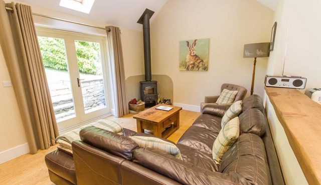 Luxury cottage with garden in Peak District near Chatsworth House, dog friendly
