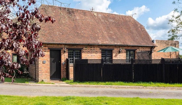 Luxury Cottage with Tennis Court, Hot Tub and BBQ