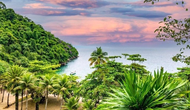 Luxury cottage with hot tub, sauna + mountain view