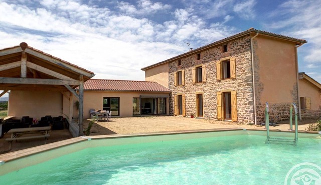 Luxury cottage with spa, sauna, and pool, pets allowed