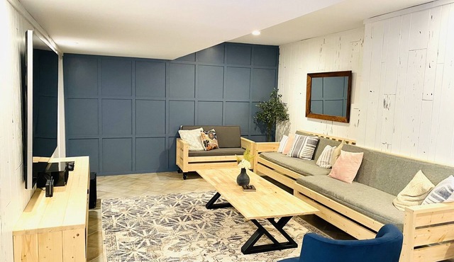 Luxury cottage with hot tub, game and movie room, coffee bar, King bed & robes!