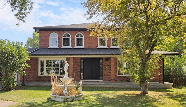 Luxury Country Estate in Stouffville | Huge Yard Sunroom Games & Family Fun