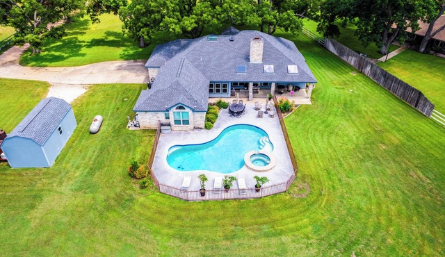 ♥Luxury Country Estate,♥Heated Pool,♥Hot Tub,♥close to Downtown,♥Sleeps 20