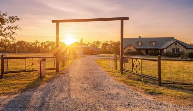 Luxury Country Farmhouse on 10+ Acres - Swim Spa