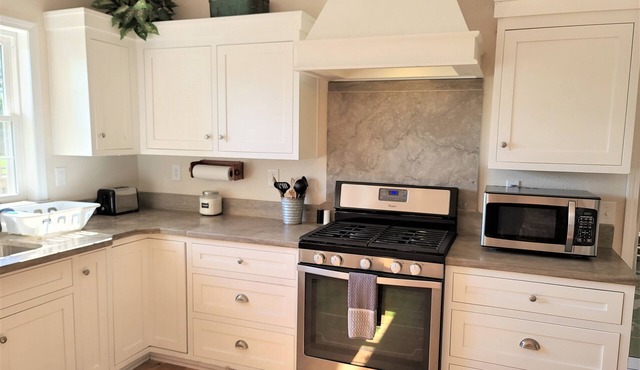 Luxury Country Home, Spacious and Cozy, with Sun Room