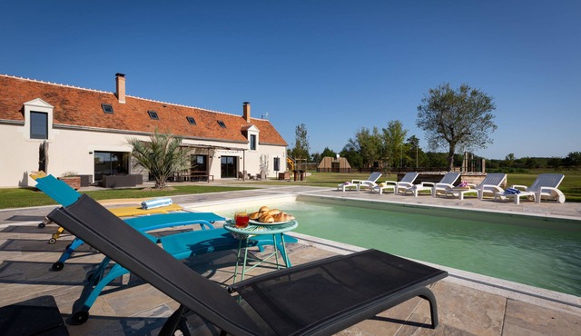 Luxury country house, swimming pool, city park