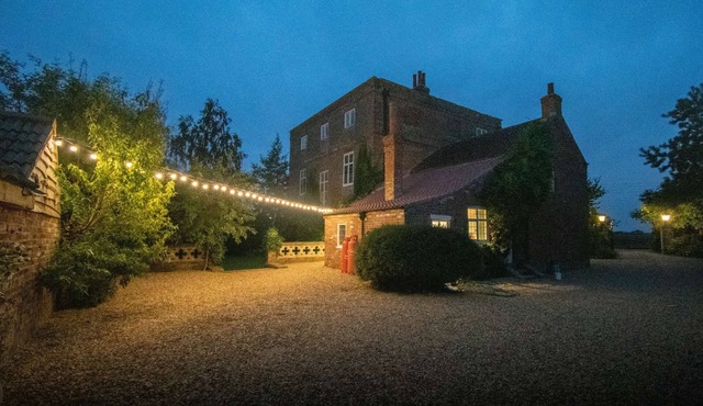 Luxury Country Manor Home for 15 - Boutique Themed rooms, Garden & Hot Tub