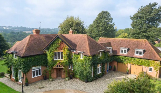 Luxury country retreat with pool, hot tub and gym close to Maidstone